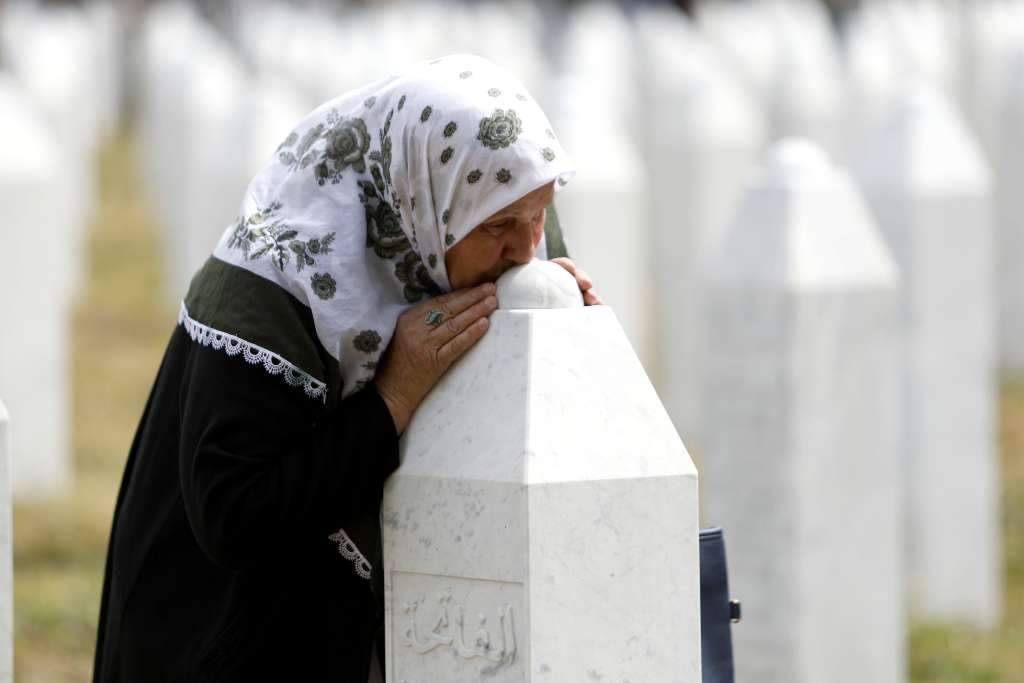 Sedam žrtava genocida u Srebrenici pronašlo smiraj nakon trideset godina, odata im počast